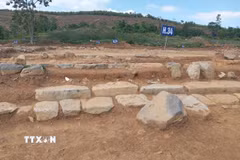 Khai quật nền đàn 4 và 5 di tích đàn tế Nam Giao Thành Nhà Hồ. (Ảnh: TTXVN phát)