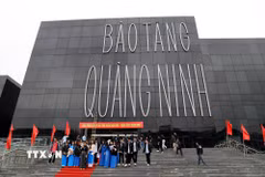 Du khách chụp ảnh lưu niệm tại Bảo tàng Quảng Ninh. (Ảnh: Đức Hiếu/TTXVN)