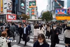Người dân di chuyển trên đường phố tại Tokyo, Nhật Bản. (Ảnh: THX/TTXVN phát)