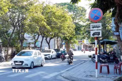 Sau phản ánh của TTXVN, ngày 11/8, có 4 biển “Cấm dừng và đỗ” đối với xe khách, xe tải trên 3,5 tấn được lắp đặt lại trên tuyến đường Bà Huyện Thanh Quan. (Ảnh: Tá Chuyên/TTXVN)
