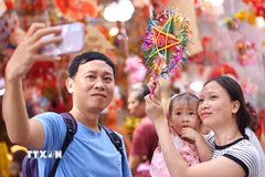 Lưu lại khoảnh khắc đẹp trong không khí rực rỡ sắc màu của chợ Trung Thu truyền thống. (Ảnh: Thanh Tùng/TTXVN)
