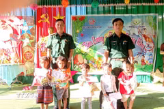 Chương trình “Trung Thu biên cương-Đêm hội trăng rằm” năm 2025 của Bộ đội biên phòng thành phố Đà Nẵng tại xã biên giới La Êê. (Ảnh: Đoàn Hữu Trung/TTXVN)