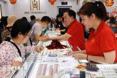 Mua, bán vàng tại Công ty Vàng Bảo Tính Mạnh Hải (ảnh tư liệu). (Ảnh: Trần Việt/TTXVN)