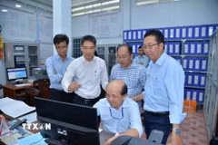 Đoàn công tác của Bộ Khoa học và Công nghệ, kiểm tra thực tế công tác thực hiện nhiệm vụ chống khai thác IUU tại Cảng cá Mỹ Tho. (Ảnh: Công Trí/TTXVN)