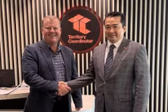 Tổng Lãnh sự Phạm Hải Anh gặp Điều phối viên Lãnh thổ Bắc Australia Stuart Knowles tại trụ sở chính quyền Bắc Australia. (Ảnh: TTXVN phát)