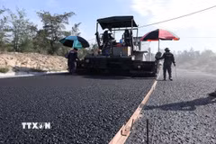 Thi công thảm mặt đường bê tông nhựa của Dự án thành phần 1-đường ven biển thuộc Dự án đường ven biển và cầu Nhật Lệ 3 (tỉnh Quảng Bình cũ), đoạn đi qua phường Bắc Gianh, tỉnh Quảng Trị. (Ảnh: Vũ Sinh/TTXVN)