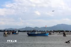 Khu neo đậu tàu cá An Hòa đang được nâng cấp, mở rộng với diện tích rộng 140ha, đảm bảo chỗ neo đậu cho 1.200 tàu cá. (Ảnh: Đỗ Trưởng/TTXVN)