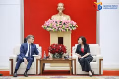 Phó Chủ tịch Ủy ban Nhân dân thành phố Quảng Ninh Vũ Thị Mai Anh tiếp xã giao ông Jonathan Wallace Baker, Trưởng Đại diện tổ chức UNESCO tại Việt Nam. (Ảnh: Báo Quảng Ninh)