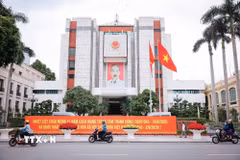Băng rôn cỡ cực lớn được bố trí trước Trụ sở Hội đồng Nhân dân, Ủy ban Nhân dân Thành phố Hà Nội chào mừng kỷ niệm 81 năm Cách mạng Tháng Tám thành công (19/8/1945-19/8/2026) và Quốc khánh nước Cộng hòa xã hội chủ nghĩa Việt Nam (2/9/1945-2/9/2026). (Ảnh: Hoàng Hiếu/TTXVN)