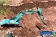 Các phương tiện, máy móc được huy động để tập trung thi công dự án xử lý chống sạt lở trước mùa mưa bão. (Ảnh: Tá Chuyên/TTXVN)