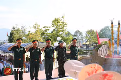 Lãnh đạo Bộ Chỉ huy quân sự tỉnh Khánh Hòa và xã Diên Khánh dành phút mặc niệm, tri ân các Anh hùng liệt sỹ. (Ảnh: Đặng Tuấn/TTXVN)