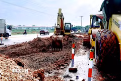 Máy xúc đang tiến hành đào hạ nền đường để mở rộng tuyến, Quốc lộ 2 đoạn qua xã Vinh Hưng. (Ảnh: Hoàng Hùng/TTXVN)