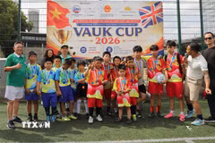 Ban Tổ chức VAUK Cup 2026 cùng các cầu thủ nhí ghi lại khoảnh khắc kỷ niệm rạng rỡ bên nhau. (Ảnh: TTXVN phát)