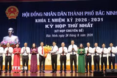 Lãnh đạo thành phố Bắc Ninh tặng hoa chúc mừng ông Đào Thanh Trường được bầu giữ chức Phó Chủ tịch Ủy ban Nhân dân thành phố. (Ảnh: Thanh Thương/TTXVN)