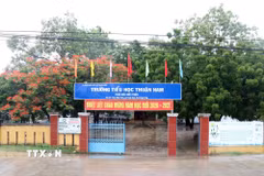 Trường Tiểu học xã Thuận Nam (Phân hiệu Hiếu Thiện) cho học sinh nghỉ học để đảm bảo an toàn do mưa lũ. (Ảnh: Công Thử/TTXVN)