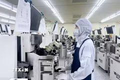 Công nhân làm việc tại Công ty Hana Micron Vina. (Ảnh: Đồng Thúy/TTXVN)