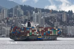 Tàu chở hàng cập cảng ở British Columbia, Canada. (Ảnh: THX/TTXVN phát)