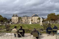 Du khách ngồi thư giãn trong Vườn hoa Luxembourg ở thủ đô Paris. (Ảnh: Hữu Chiến/PV TTXVN)