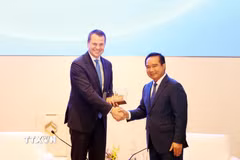 Chủ tịch Ủy ban Nhân dân Thành phố Hồ Chí Minh Nguyễn Văn Được (phải) và ông Stephan Mergenthaler (trái), Giám đốc điều hành Diễn đàn Kinh tế Thế giới. (Ảnh: Xuân Khu/TTXVN)