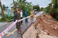 Sạt lở ăn sâu và dài hơn 20m vào tuyến đường nối tỉnh lộ 317G. (Ảnh: Tạ Toàn/TTXVN)