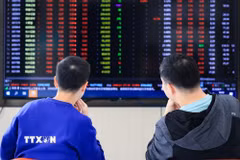 Nhà đầu tư theo dõi bảng chỉ số chứng khoán tại tỉnh Giang Tô, Trung Quốc. (Ảnh: THX/TTXVN)
