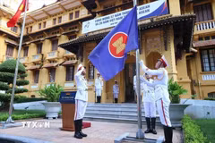 Nghi thức thượng cờ ASEAN nhân dịp kỷ niệm 57 năm thành lập ASEAN tại Hà Nội (8/2024). (Ảnh: An Đăng/TTXVN)