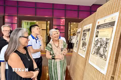 Đại biểu tham quan triển lãm. (Ảnh: Phương Lan/TTXVN)