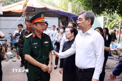 Ông Nguyễn Phước Lộc (phải), Phó Bí thư Thành ủy, Chủ tịch Ủy ban Mặt trận Tổ quốc Việt Nam Thành phố Hồ Chí Minh, động viên các lực lượng làm nhiệm vụ tìm kiếm, quy tập hài cốt liệt sỹ tại công viên Lê Thị Riêng. (Ảnh: Xuân Khu/TTXVN)