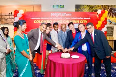 Các đại biểu thực hiện nghi thức khai trương đường bay Colombo-Thành phố Hồ Chí Minh của Vietjet.