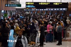 Hành khách chờ đợi tại sân bay quốc tế Soekarno-Hatta ở tỉnh Banten, Indonesia khi sân bay này phải dừng hoạt động do do tro bụi núi lửa, ngày 6/9/2026. (Ảnh: THX/TTXVN phát)