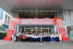 Ban lãnh đạo Acecook Việt Nam chụp hình lưu niệm cùng các em học sinh và thầy cô tham gia chương trình.