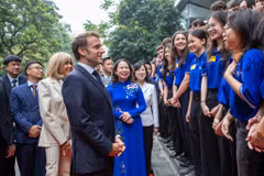 Trong khuôn khổ chuyến thăm cấp Nhà nước tới Việt Nam, Tổng thống Cộng hòa Pháp Emmanuel Macron và Phu nhân đã đến thăm và giao lưu với sinh viên, trí thức trẻ USTH, ngày 27/5/2025, t. (Ảnh: USTH/TTXVN phát)