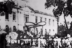 Quần chúng cách mạng và tự vệ chiếm Phủ Khâm sai (Bắc Bộ phủ), ngày 19/8/1945. Cách mạng Tháng Tám thành công tại Hà Nội. (Ảnh: Tư liệu TTXVN)