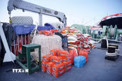 Hàng cứu trợ tập kết tại cảng để chuyển đến vùng ảnh hưởng động đất bằng đường biển. (Ảnh: TTXVN phát)