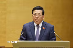 Bộ trưởng Bộ Xây dựng Trần Hồng Minh, thừa ủy quyền của Thủ tướng Chính phủ, trình bày Tờ trình về 02 nội dung: Định hướng chính sách sửa đổi Luật Nhà ở năm 2023 và Định hướng chính sách sửa đổi Luật Kinh doanh bất động sản. (Ảnh: Doãn Tấn/TTXVN)