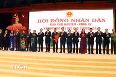Ban lãnh đạo tỉnh Thái Nguyên tặng hoa chúc mừng ông Nguyễn Thế Mạnh được bầu giữ chức Chủ tịch Ủy ban Nhân dân tỉnh, ngày 19/9/2026. (Ảnh: Thu Hằng/TTXVN)