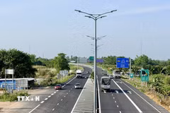 Tuyến cao tốc Lộ Tẻ-Rạch Sỏi phát huy hiệu quả kết nối An Giang với các tỉnh Đồng bằng sông Cửu Long. (Ảnh: Thanh Sang/TTXVN)
