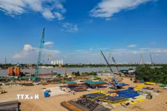 Khu vực dự án cầu Tứ Liên nhộn nhịp hoạt động khi các đơn vị thi công đẩy nhanh tiến độ. (Ảnh: Lê Đông/TTXVN)