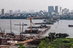 Công trường dự án xây dựng cầu Trần Hưng Đạo - công trình giao thông trọng điểm kết nối khu vực trung tâm với phía Đông thành phố. (Ảnh: Phạm Tuấn Anh/TTXVN)