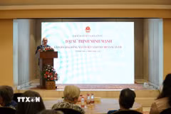 Đại sứ Trịnh Minh Mạnh chia sẻ với kiều bào ở Tamil Nadu về tình hình phát triển đất nước và những định hướng của Đảng và Nhà nước đối với kiều bào ở nước ngoài. (Ảnh: Vũ Hà/TTXVN)