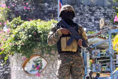 Cảnh sát Haiti gác bên ngoài dinh thự Tổng thống Jovenel Moise, sau khi ông bị ám sát, ngày 7/7/2021. (Ảnh: AFP/TTXVN)
