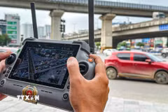 Cán bộ kỹ thuật điều khiển UAV giám sát tình hình giao thông tại khu vực đường Vành đai 3-Nguyễn Xiển-Nguyễn Trãi. (Ảnh: Trung Nguyên/TTXVN)