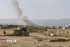Khói bốc lên sau một cuộc không kích tại tỉnh Al-Jawf, Yemen. (Ảnh: THX/TTXVN phát)