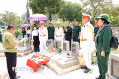 Thực hiện nghi lễ cất bốc hài cốt liệt sỹ Lê Thái Cơ tại Nghĩa trang liệt sỹ Đồi 82 Tân Biên Tây Ninh. (Ảnh: Thanh Tân/TTXVN)