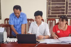 Rà soát cơ sở dữ liệu đất đai tại phường Thái Bình, tỉnh Hưng Yên. (Ảnh: Nguyễn Công Hải/TTXVN)