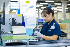 Lắp ráp điện thoại thông minh tại Công ty Trách nhiệm hữu hạn Samsung Electronic Việt Nam Thái Nguyên, Khu công nghiệp Yên Bình. (Ảnh: Hoàng Nguyên/TTXVN)