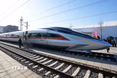 Tàu cao tốc nhanh nhất thế giới CR450, có tốc độ 453km/h, tại Bắc Kinh, Trung Quốc. (Ảnh: THX/TTXVN)