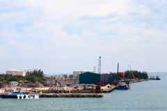 Dự án mở rộng cảng Cửa Việt ở bờ Bắc cửa biển thuộc xã Cửa Việt, được đẩy nhanh tiến độ. (Ảnh: Tường Vi/TTXVN)