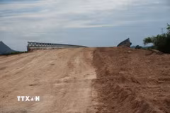 Thi công hoàn thiện các hạng mục phụ trợ của phần đường dẫn cụm cầu Tây An 1 và Tây An 2 nhằm tối ưu hóa hiệu quả đầu tư ngân sách. (Ảnh: Anh Dũng/TTXVN)