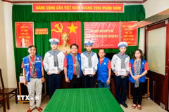 Đại diện đoàn đại biểu Thành phố Hồ Chí Minh trao quà động viên cho phụ huynh và chiến sỹ đang làm nhiệm vụ tại nhà giàn DKI/10. (Ảnh: Xuân Anh/TTXVN)